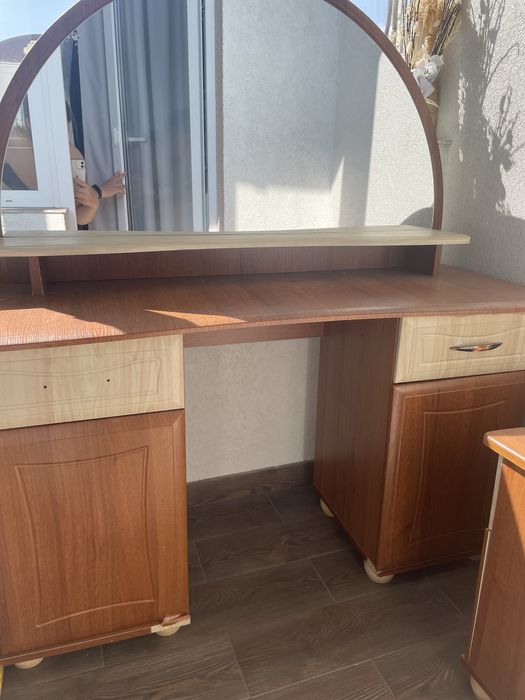 Столик з дзеркалом