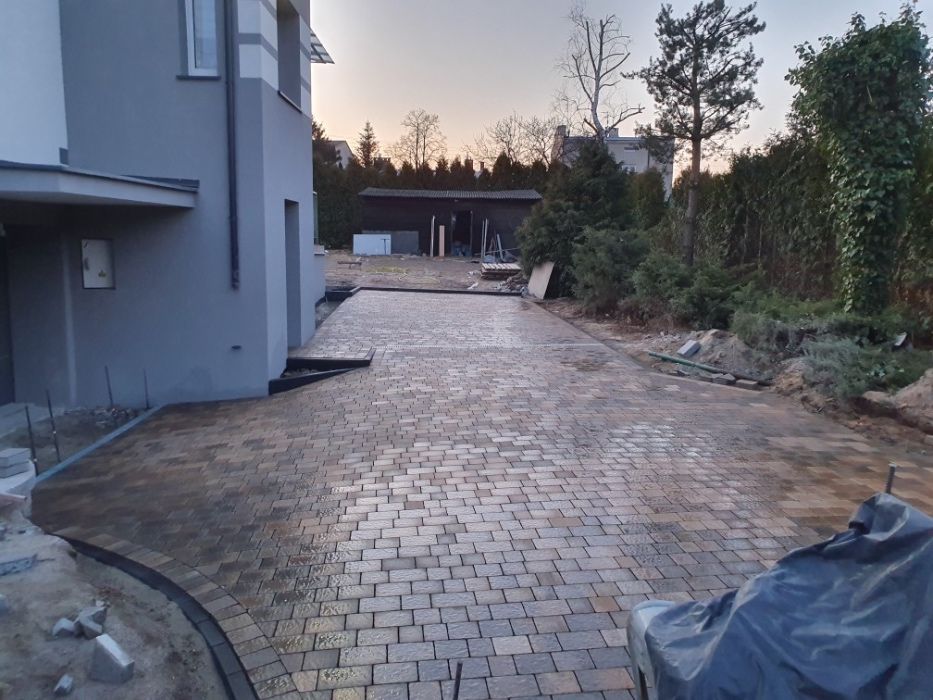 Od 30 zlm2 Układanie kostki brukowej  Profesjonalne usługi brukarskie