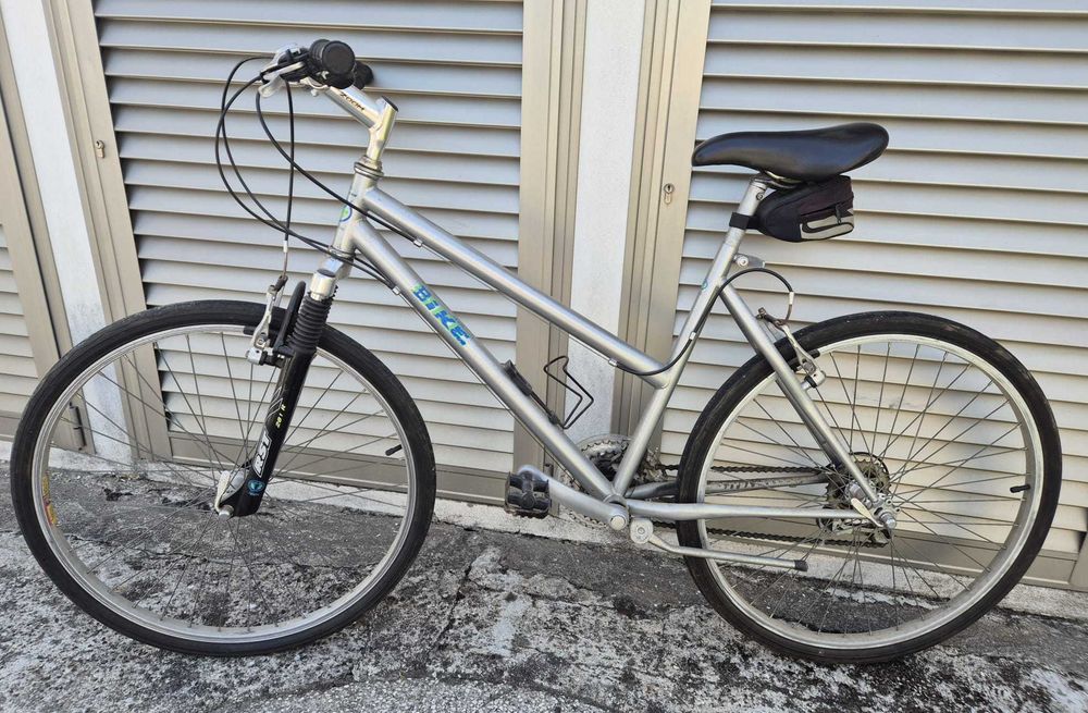 Bicicleta Mulher Roda 26 com suspensão RST