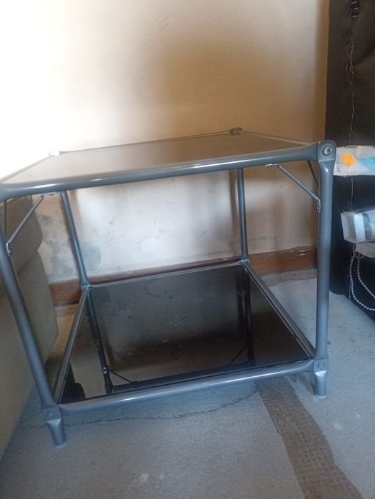 Mesa de sala quadrada.