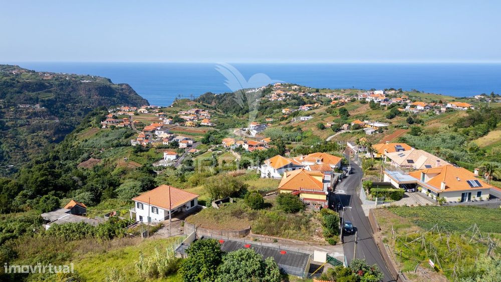 Moradia T3 com sótão, e terreno de 4.650 m² — Santana