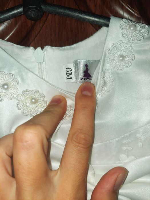 Продам святкову сукню на 6 місяців