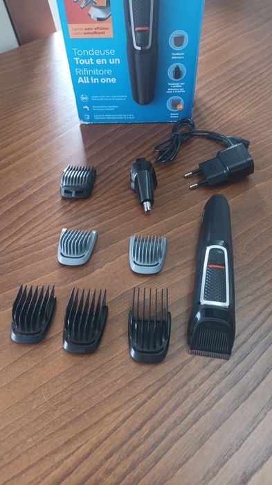 Philips - Máquina de cortar cabelo ou barba. 8 em 1.