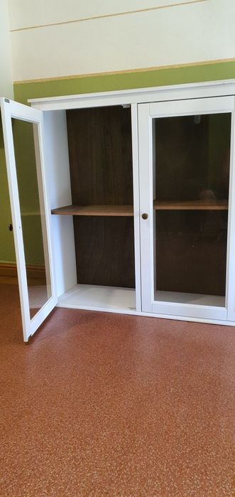 Szafka witrynowa z półkami