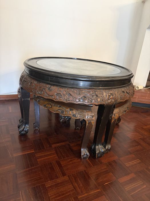 Mesa de Centro Oriental Esculpida à Mão com Tampo em Vidro + 4 Bancos Encaixáv