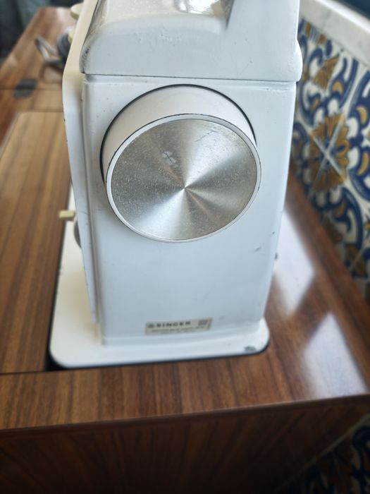 Máquina de costura Singer com móvel incluído