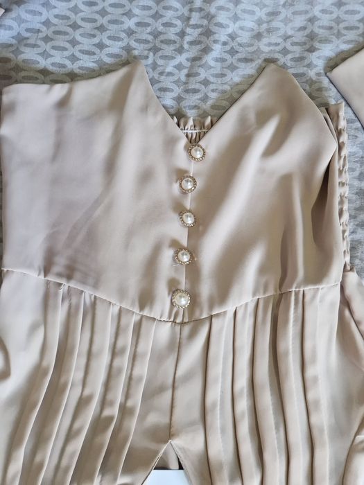 Blusa bege com botões dourados