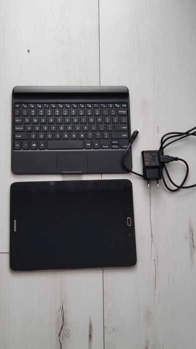 Tablet Samsung Galaxy Tab S2 9.7" wersja LTE sprawny z klawiaturą