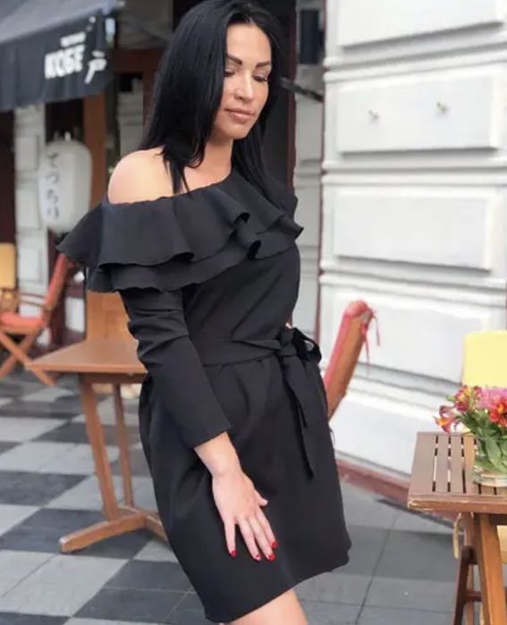 Платье с воланом