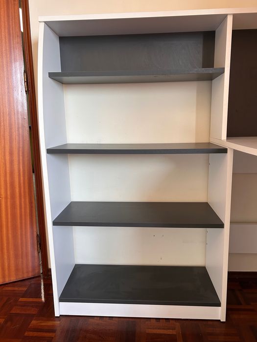 Mesa de canto com estante