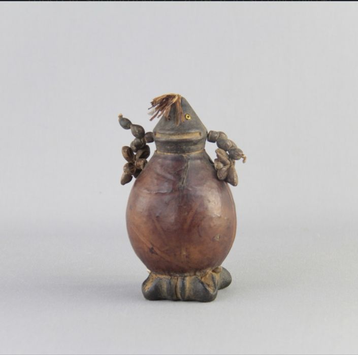 Estatueta Antiga / Figura Tribal Decorativa em Cabaça e Madeira - Peça Únic