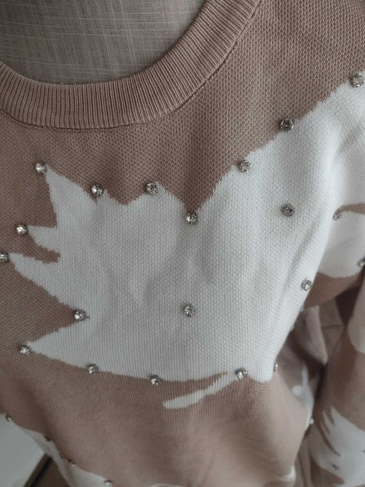 Komplet beżowy z dzianiny.