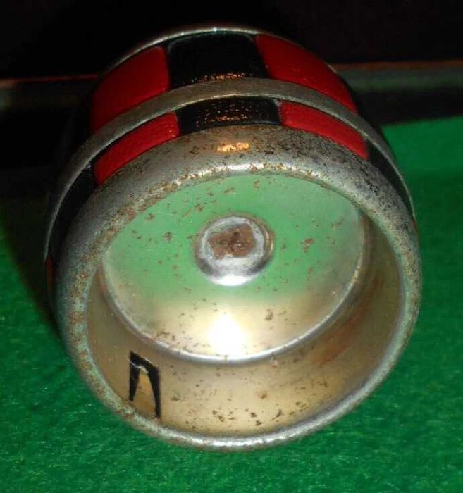 Isqueiro Art Déco, em forma de barril, metal e pele preta e vermelha