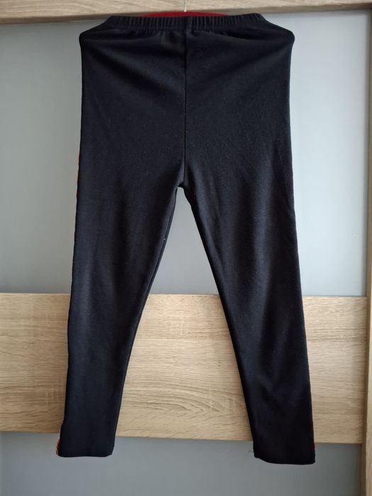 Czarne leginsy z lampasami  128 cm dla dziewczynek