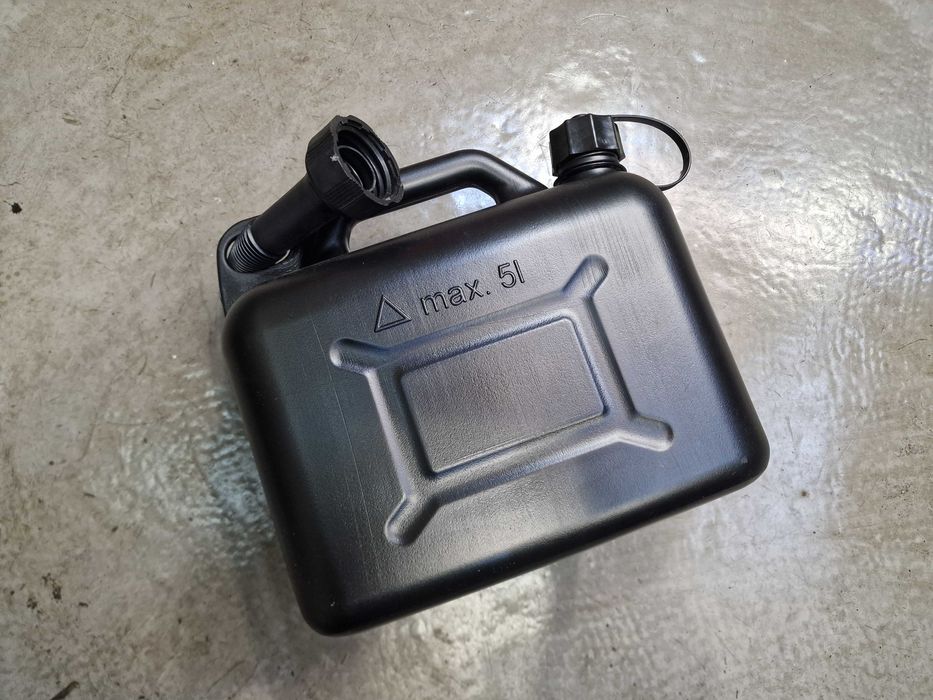 Канистра для топлива 5л Пластиковая с лейкой