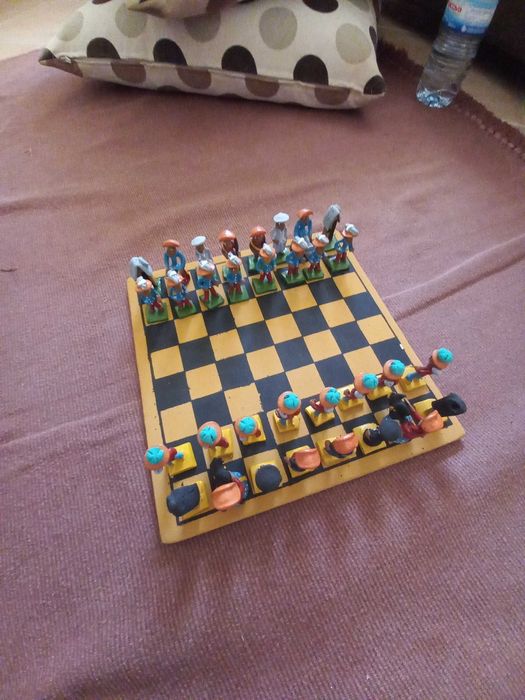 Xadrez Antigo com Peças em Argila pintadas à mão.
