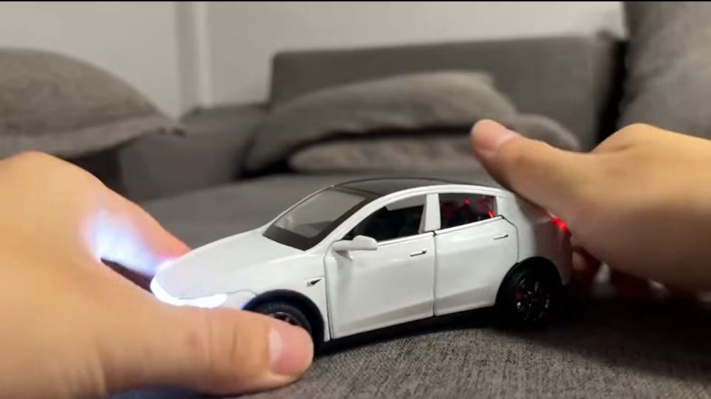 Іграшка дитяча Tesla model Y