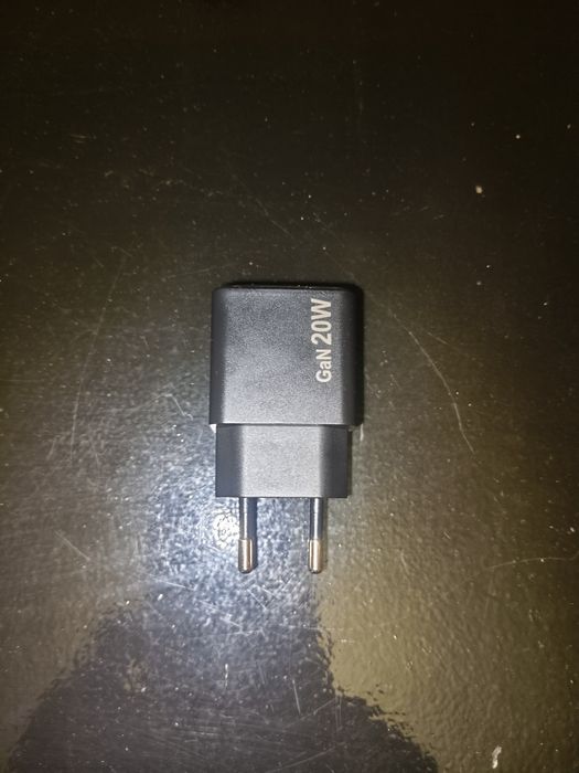 ladowarka z kablem 20Wat nowa