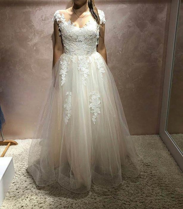 Продаю весільну сукню