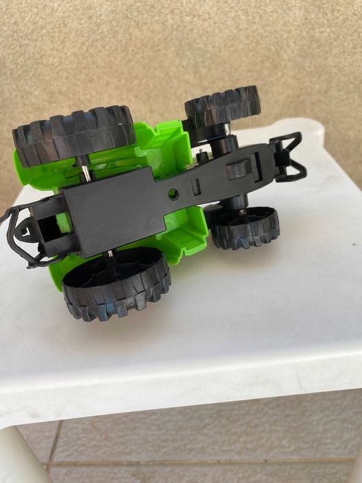 Trator de Brinquedo Verde - Usado em Bom Estado