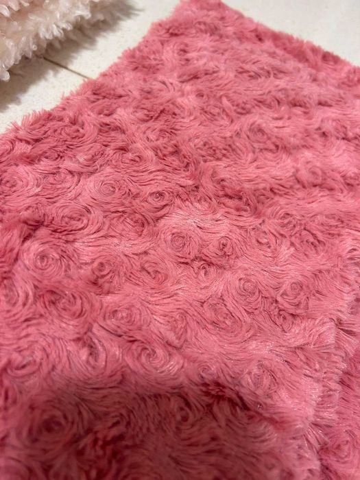 Cachecóis de lã rosa e branco