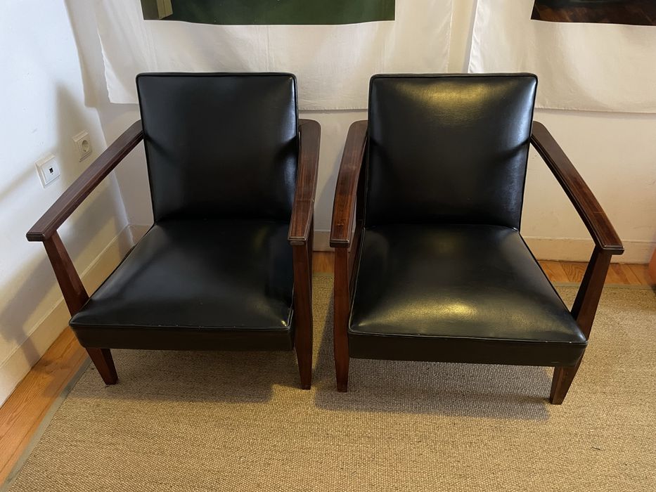 Par de poltronas vintage em madeira maciça estilo mid-century