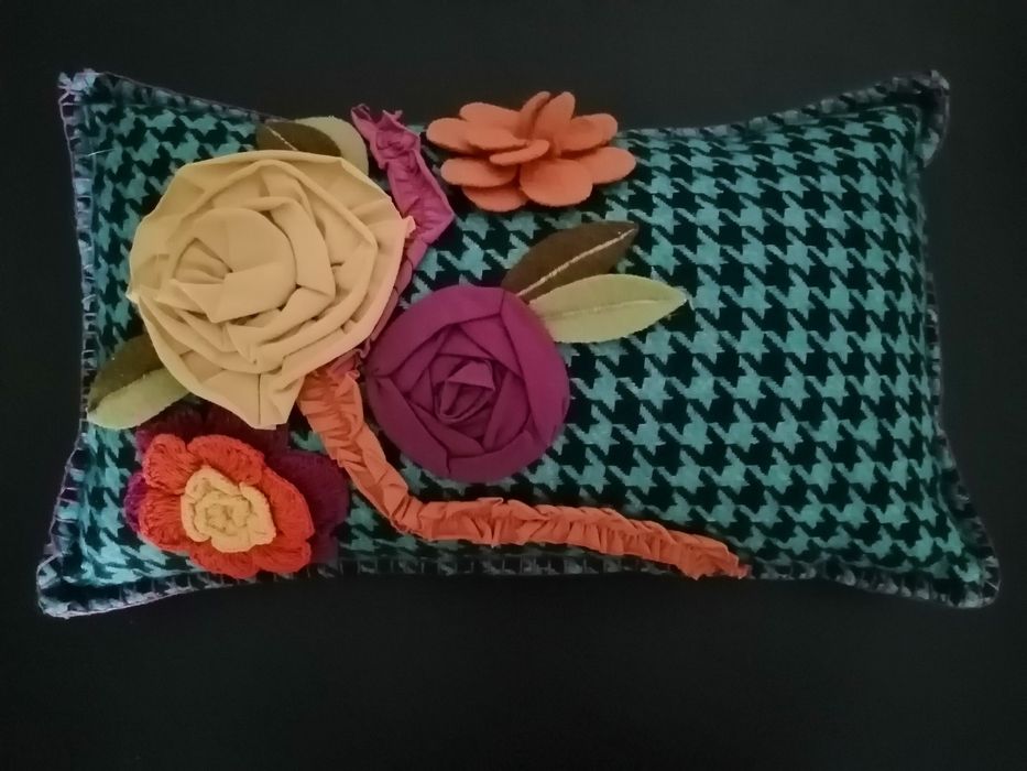 Companhia do Campo Decorative Pillow