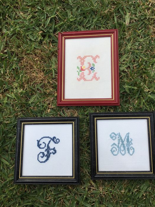 Vários quadros em ponto cruz letras F, E e L