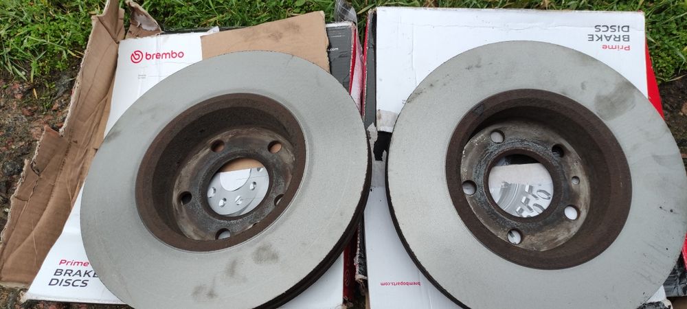 Продам тормозные диски передние  хор состояние оригинал