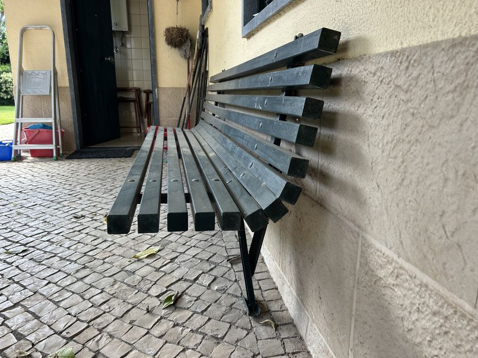 Banco de jardim, de fixar à parede, tradicional em ferro e madeira.