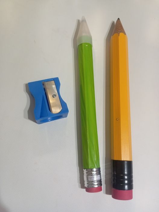 Большие карандаши и точилка. Длина 30-35 см.