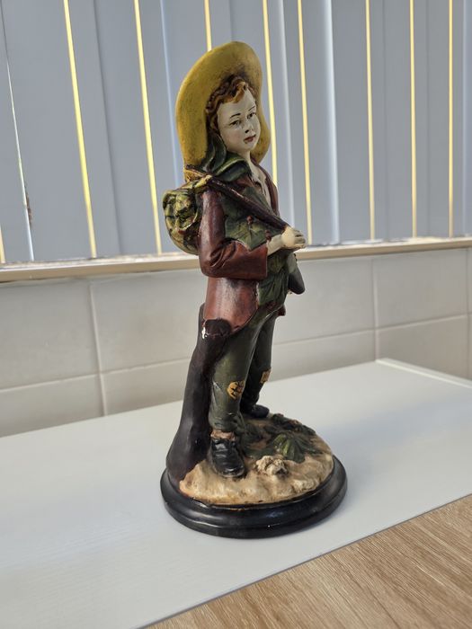 Estátua "Rapaz do Campo" em Marfinite – Pintada à Mão