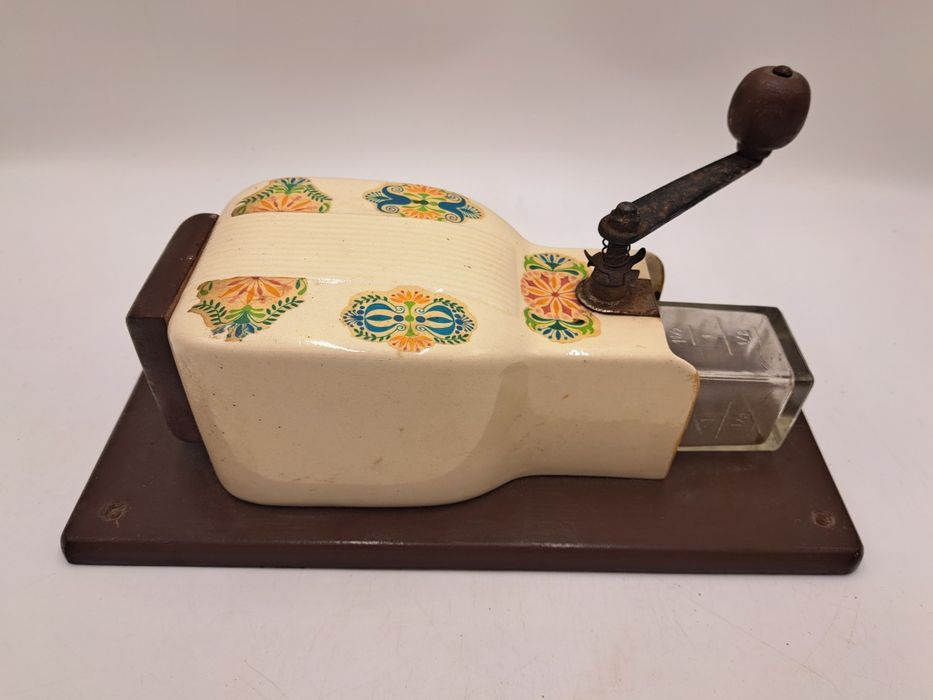 Młynek do kawy ścienny ceramiczny drewniany