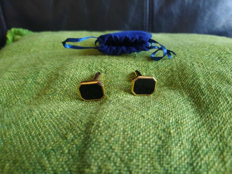 Botões de punho em negro, com rebordo dourado. Novos em embalagem