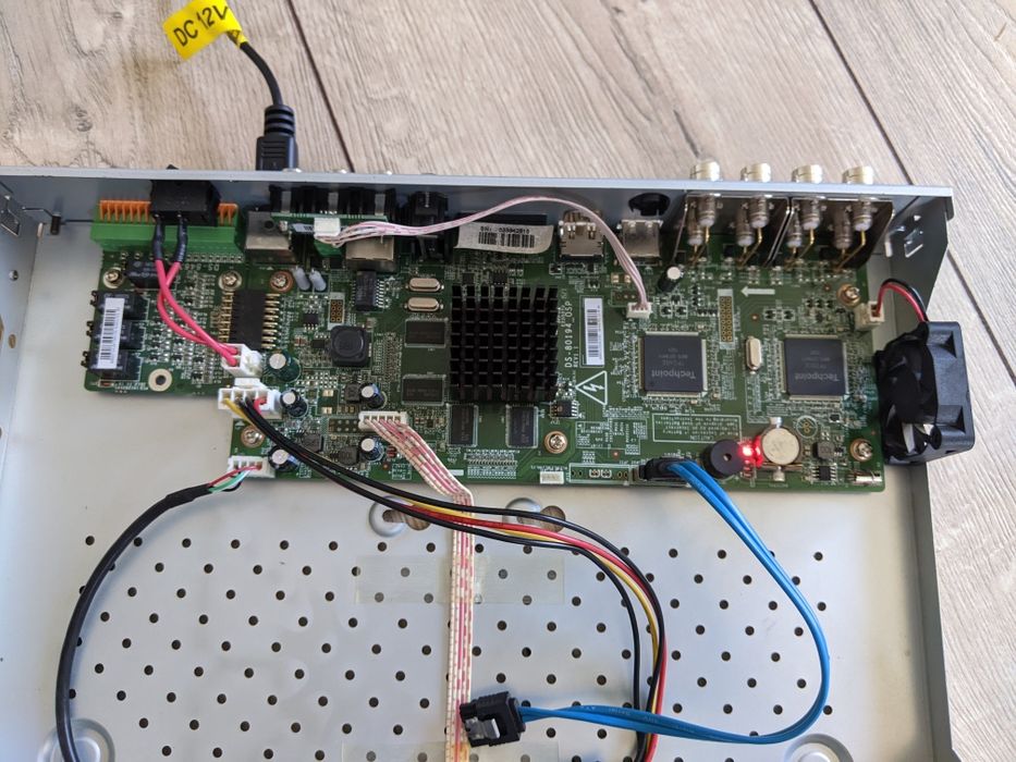 Відеореєстратор Hikvision DS-7208HGHI-SH/A(B)  /під ремонт/
Model: D