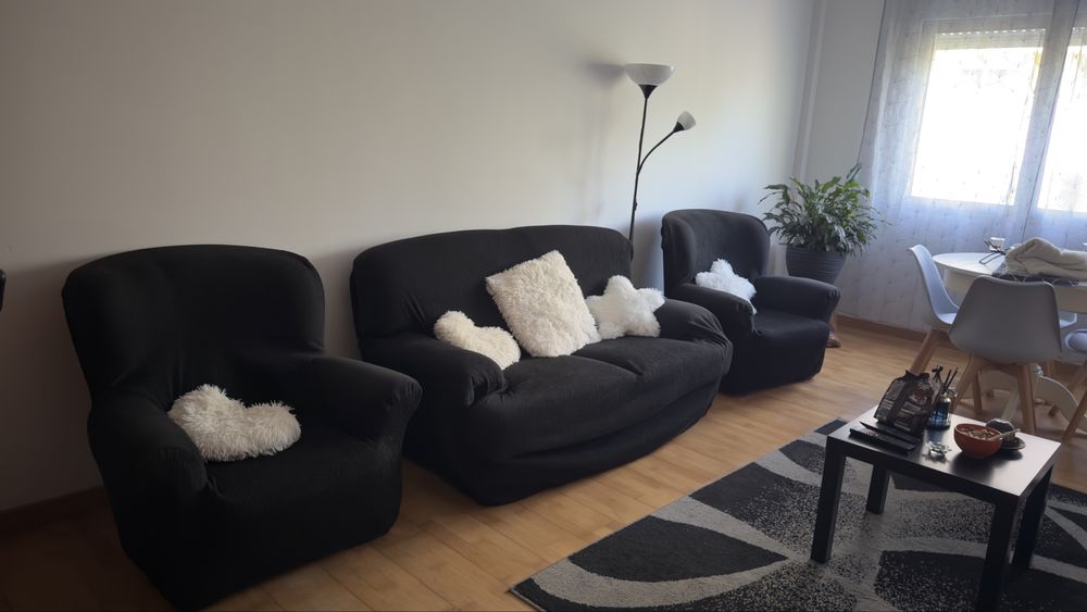 Sofá de 2 lugares + 2 Poltronas – 50€