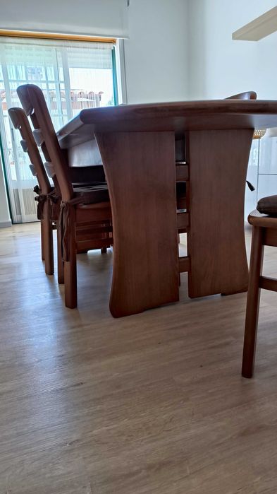 Mesa de jantar + 6 cadeiras em madeira maciça.