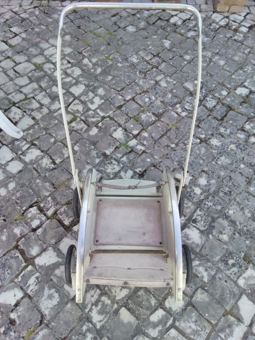 Carro de bebê antigo