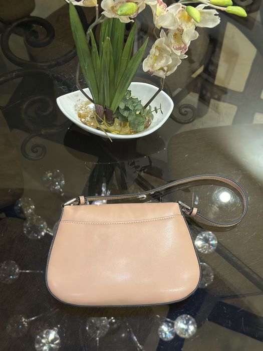 жіноча сумка Prada пудрового / бежевого кольору