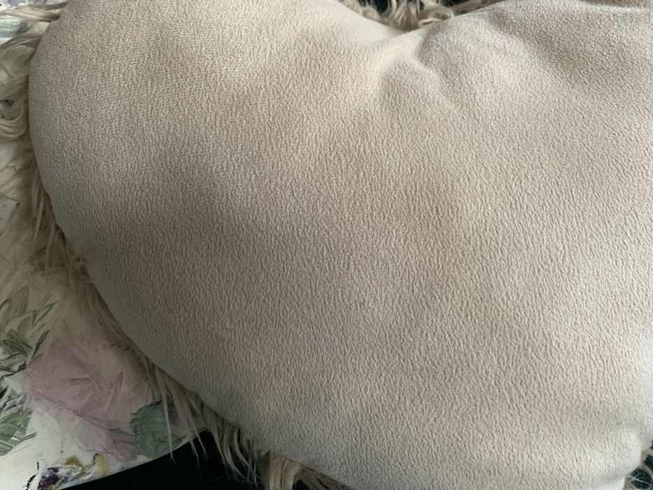 Włochata poduszka dekoracyjna w kształcie serca