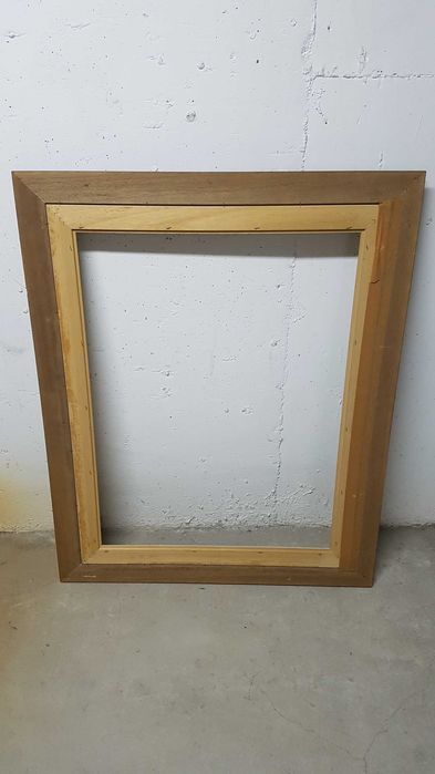 Moldura em madeira antiga vintage em bom estado