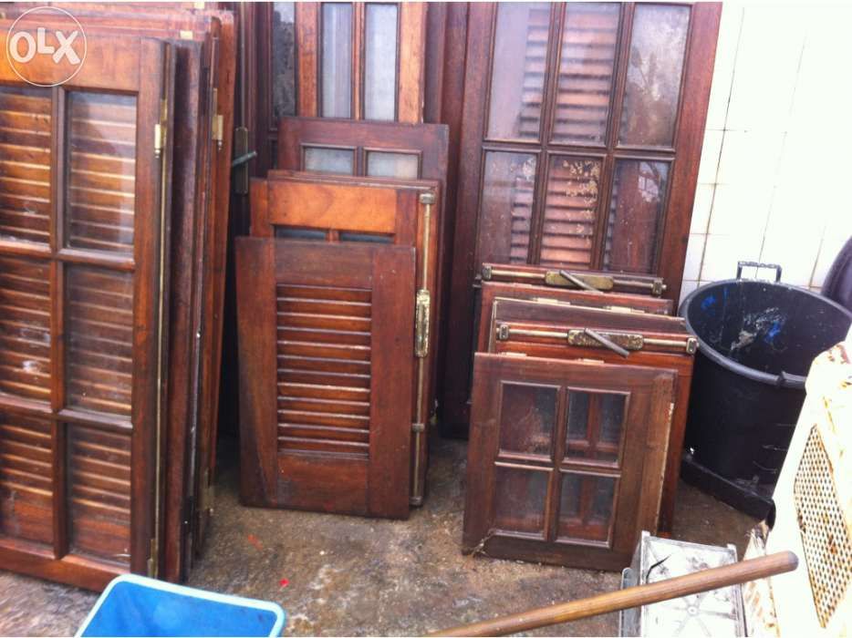 Janelas,portas, portadas, em madeira maciça, vendo á unidade