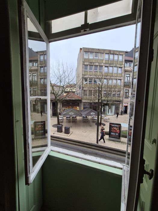 Sala ampla no centro do Porto