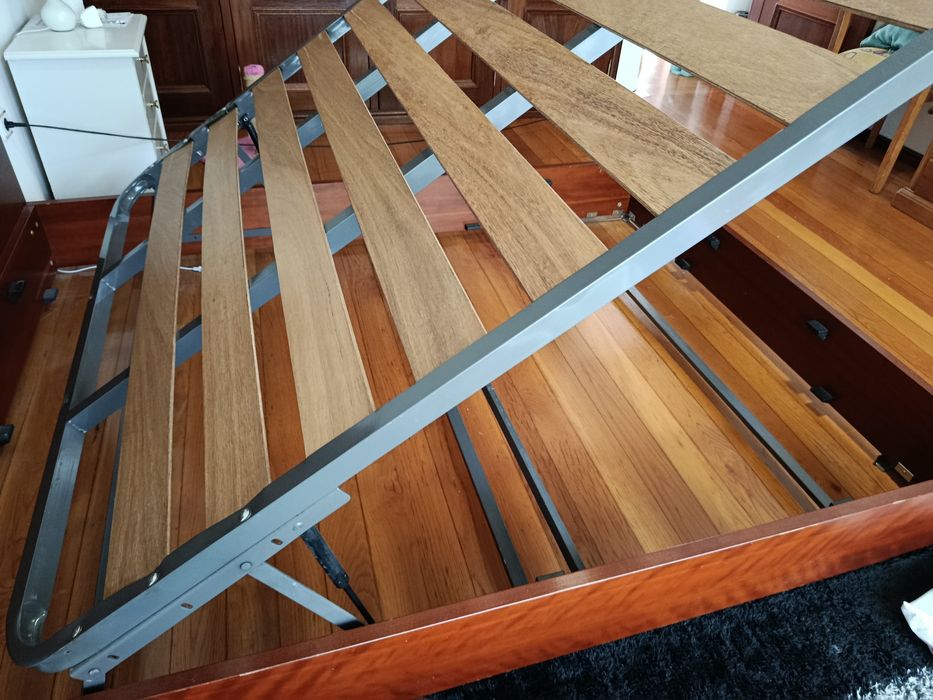Cama grande de casal, com arrumação.