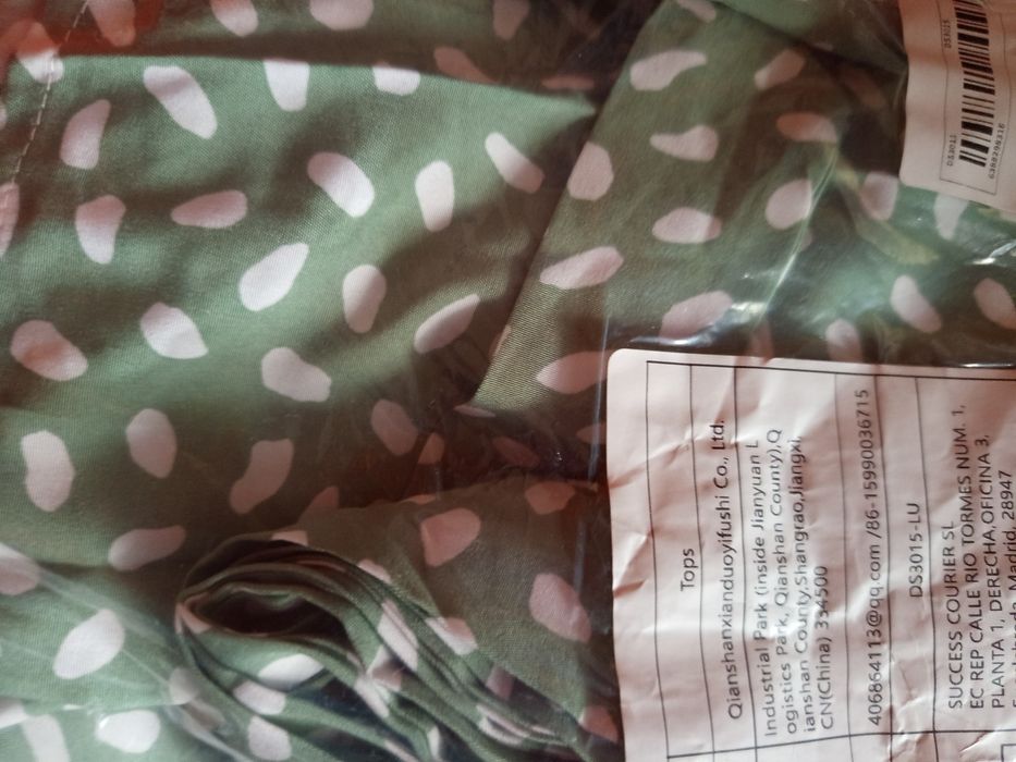 Damska zwiewna letnia sukienka na ramiączkach.