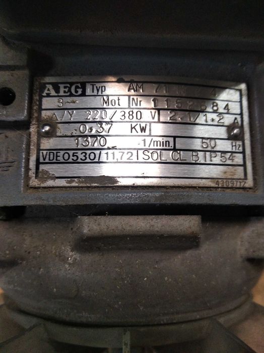 Motor trifásico com carretos.