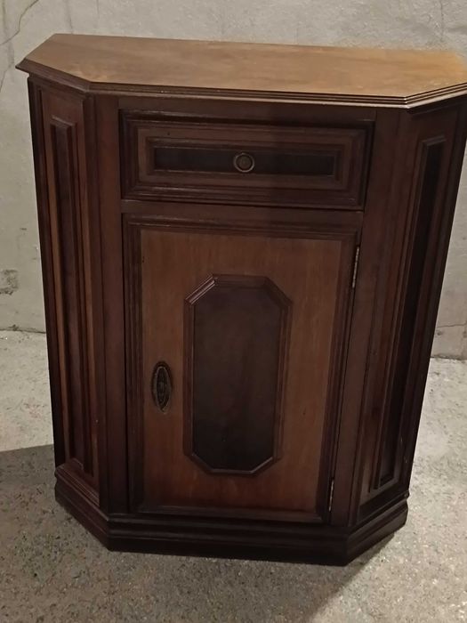 Móvel vintage de cerejeira com porta