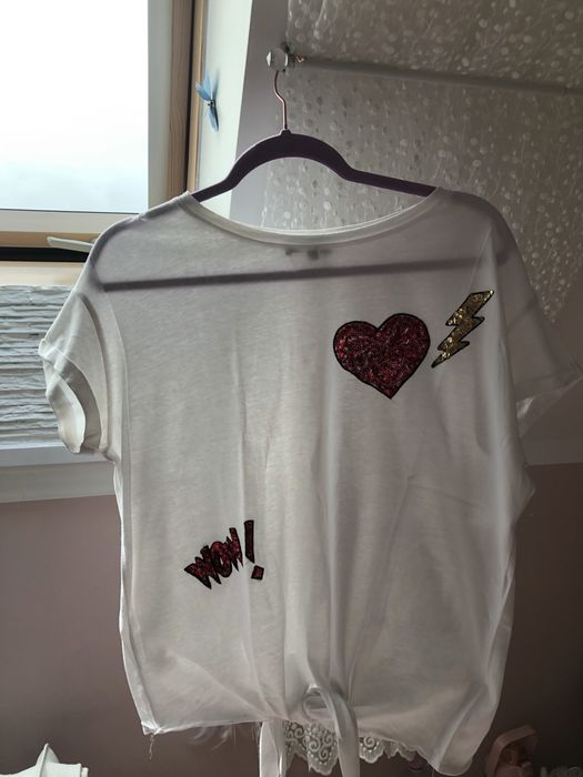 Biala bluzka z wiazaniem na dole