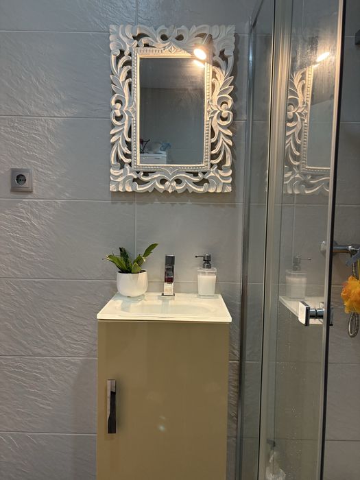Movel pequeno de casa de banho e espelho