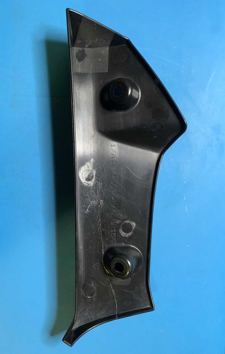 Накладка радіатора права 17761-44G0 Suzuki GSR 600 з дефектом